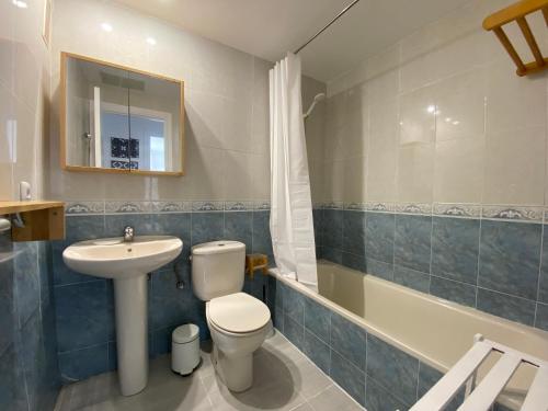 阿尔考斯布里Apartamentos Porta Mediterranea Altamar的浴室配有卫生间、盥洗盆和浴缸。
