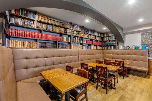 巴黎巴黎阿灵顿酒店的图书馆内带桌椅的餐厅