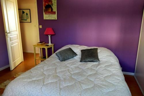 比亚里茨House with garden in Biarritz - quiet area的卧室配有白色床和紫色墙壁