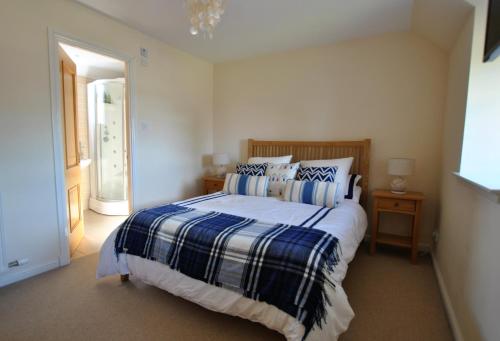 克雷尔Seaview Steading-spacious home in rural location的一间卧室配有一张带蓝白色毯子的床