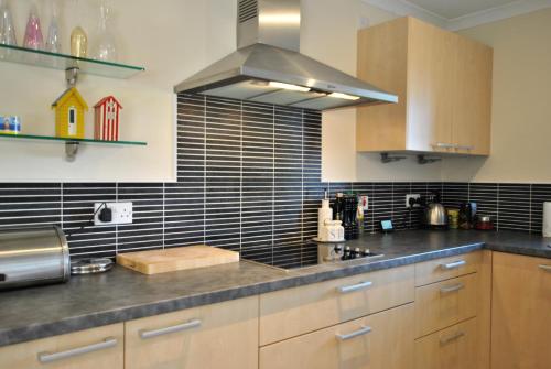 克雷尔Seaview Steading-spacious home in rural location的厨房配有木制橱柜和炉灶烤箱。