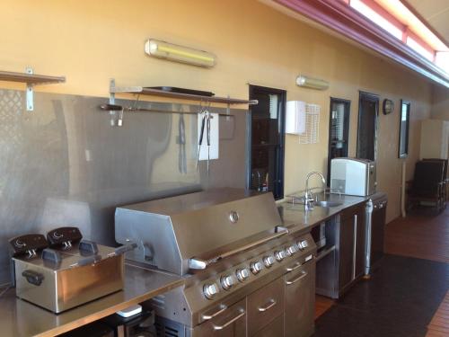 德纳姆昂若丹可住宿加早餐旅馆@鲨鱼湾的一个带炉灶和水槽的大厨房