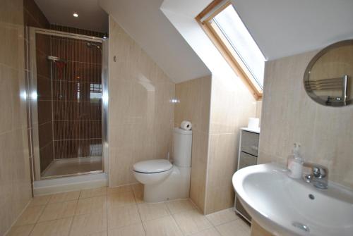 克雷尔Darnley View- spacious countryside retreat的浴室配有卫生间、淋浴和盥洗盆。