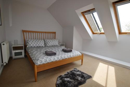 克雷尔Darnley View- spacious countryside retreat的一间卧室配有一张带两个枕头的床