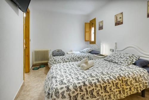哈卡Casa Campanilla Jaca的卧室内的两张床,里面放着动物