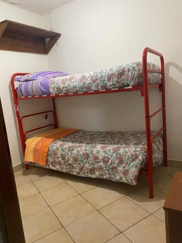 Villa piccola客房内的一张或多张双层床