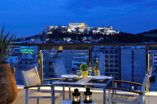 雅典Dorian Inn - Sure Hotel Collection by Best Western的美景阳台配有桌椅