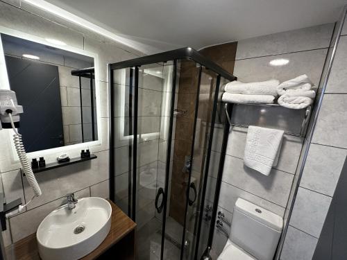 埃迪尔内Bademi Room的带淋浴和盥洗盆的浴室