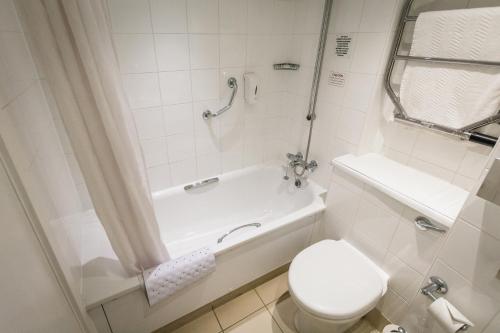 曼彻斯特曼彻斯特机场酒店的带浴缸、卫生间和淋浴的浴室。