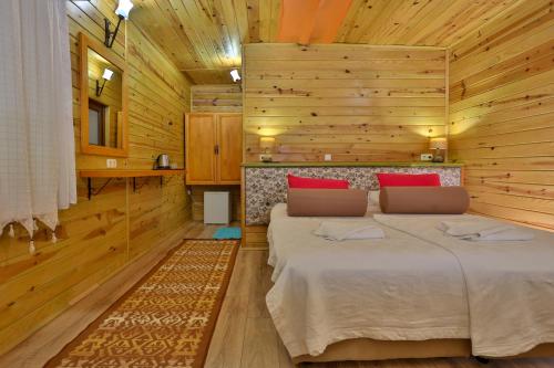 契拉勒Çıralı Orange Motel的小木屋内一间卧室,配有两张床