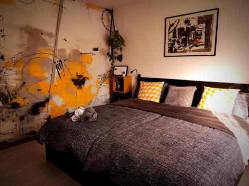 托尔明Moksha Slovenia的卧室里设有一张床,上面有一只动物