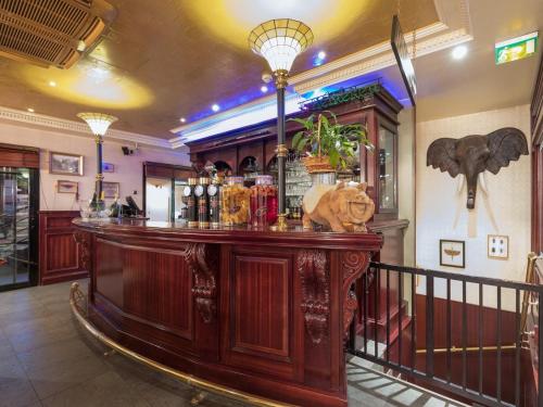 勒蒂亚莱Le Celtic的酒吧里挂着大象的酒吧