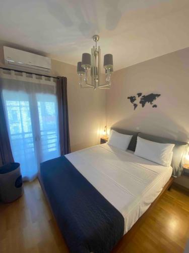 海若克利欧365 Urban Suite的一间卧室配有一张大床和一个吊灯。