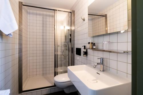 里昂Pilo Lyon的浴室配有卫生间、盥洗盆和淋浴。