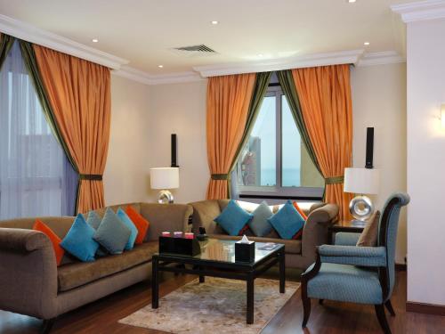 科威特Boudl AL Salmiya بودل الكويت السالمية的客厅配有沙发和桌子