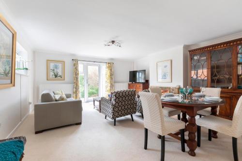 切尔滕纳姆Luxury Cheltenham Home with EV charger - Lechampton Hills的客厅设有餐桌和椅子