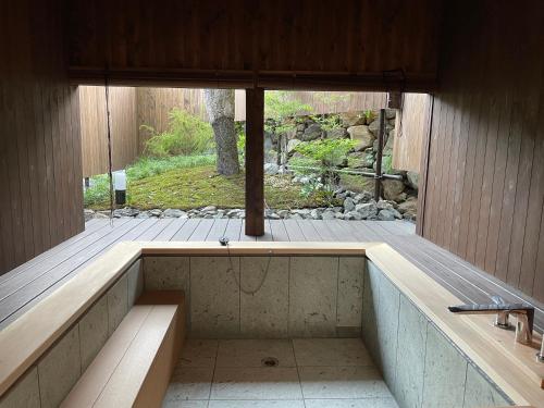 山梨市LiveGRACE House Lake Saiko 西湖古民家的房屋中央的按摩浴缸