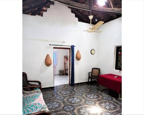 卡纳科纳Cockerel Homestay - Traditional Beach Village - Goa的带沙发和红色桌子的客厅
