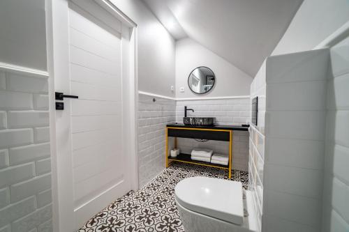 米科瓦伊基Zaspany Piec的白色的浴室设有卫生间和水槽。