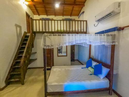 帕西库达The Cove Pasikuda - Eco Resort的一间卧室设有一张双层床,并有楼梯