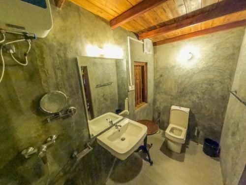 帕西库达The Cove Pasikuda - Eco Resort的一间带水槽和卫生间的浴室