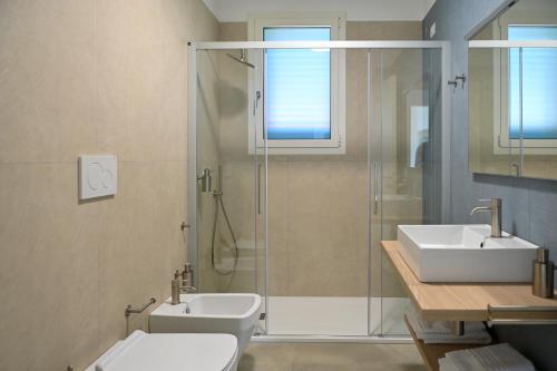 斯蓬加诺Terra Home Resort的带淋浴、卫生间和盥洗盆的浴室
