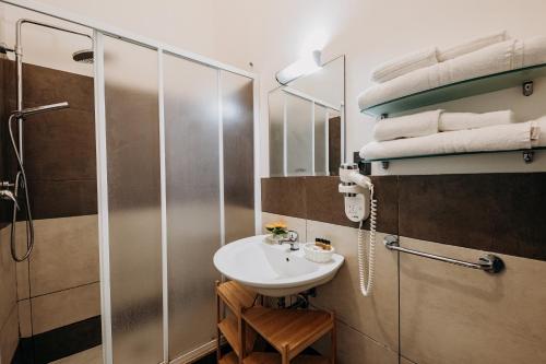 锡拉库扎克雅诺斯住宅酒店的一间带水槽和淋浴的浴室