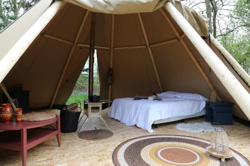 't HorntjeTipi Texel的帐篷内一间卧室,配有一张床