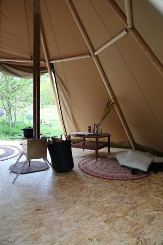 't HorntjeTipi Texel的帐篷,房间中间设有桌子