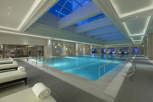 青岛青岛威斯汀酒店（Ins红人首选）的在酒店房间的一个大型游泳池