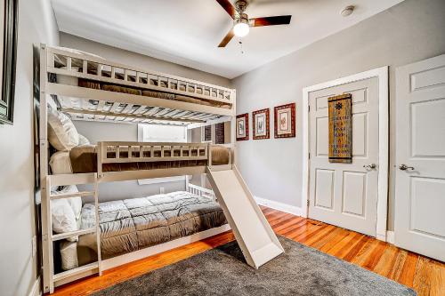 圣安东尼奥Woodlawn Hideaway的一间卧室设有两张双层床和吊扇