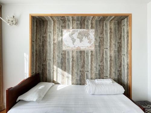 乌兰巴托Summit guest house的一间卧室配有一张木墙床