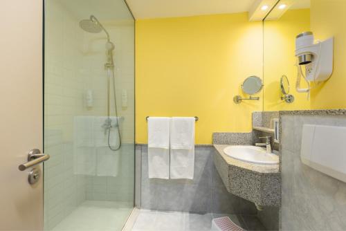 英格兰海滩阿博拉欧陆洛普森酒店的带淋浴和盥洗盆的浴室