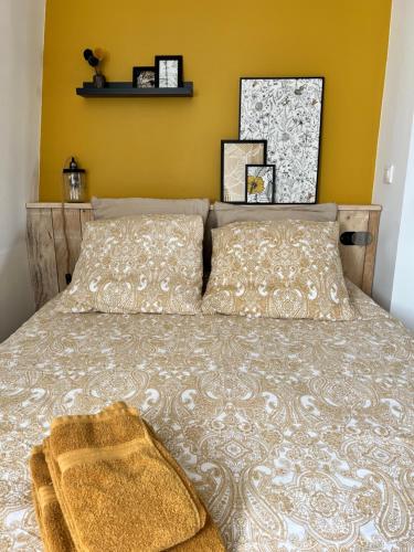 里尔Le Jean Bart - Lille的一间卧室配有一张黄色墙壁的床