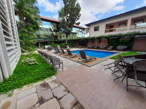 贝伦金塔石中庭酒店的一个带桌椅的庭院和一个游泳池