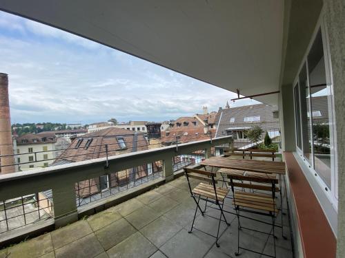 卢塞恩Galaxy Apartments Lucerne的设有一个配有桌椅并享有美景的阳台。