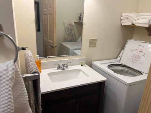 布法罗Creekside Downtown Vacation Suites, Only Adults 25 or older的一间带水槽、卫生间和镜子的浴室