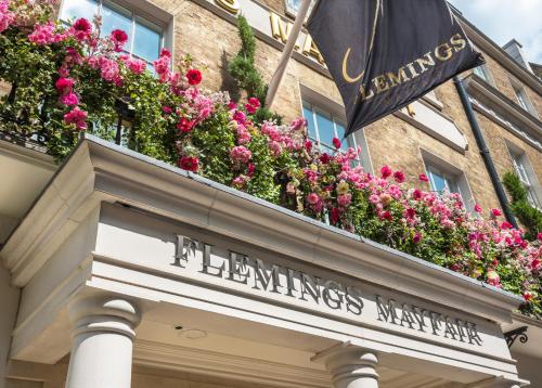 伦敦Flemings Mayfair - Small Luxury Hotel of the World的花在建筑上的标志