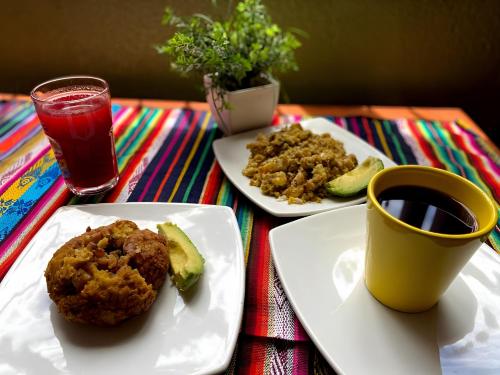 基多La Estación Hostal的餐桌,带两盘食物和一杯咖啡的桌子