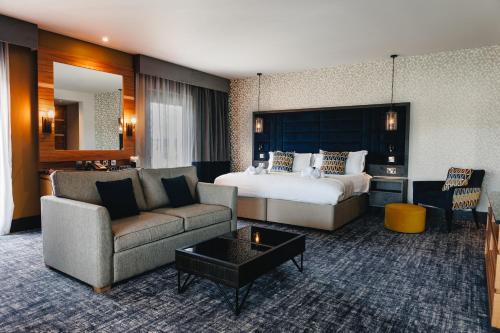 切斯特菲尔德卡萨酒店的酒店客房设有床和客厅。