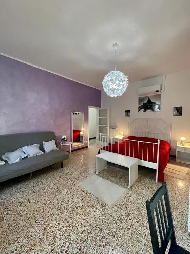利沃诺'La Casina Di Clara' - Livorno free parking!'的客厅配有床和沙发