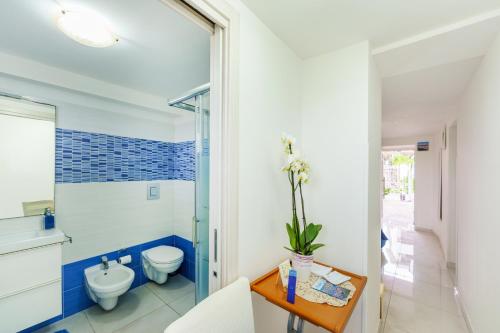 普罗奇达casetta mariapia的一间带卫生间和水槽的浴室