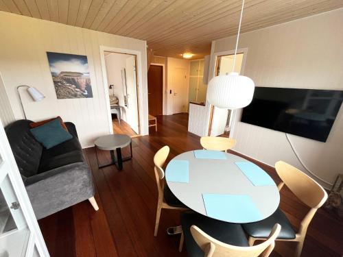 托尔斯港Modern apartment near beach, marina & city centre的客厅配有桌子和沙发