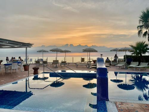 伊斯基亚奥巴特瑞酒店的海景游泳池
