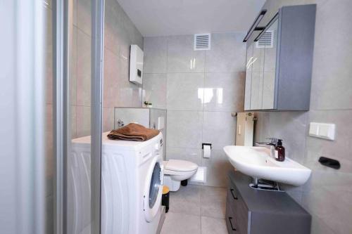 曼海姆Comfy Apartment Heart of Mannheim的浴室配有白色卫生间和盥洗盆。