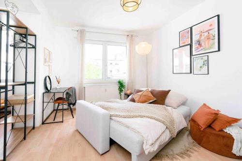 曼海姆Comfy Apartment Heart of Mannheim的白色卧室配有床和椅子