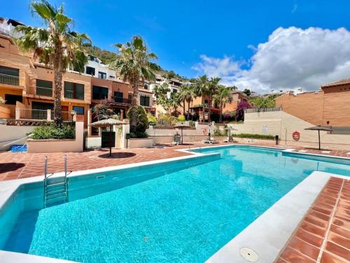 拉海瑞德拉Chalet Tropical Bay Views的棕榈树公寓的游泳池