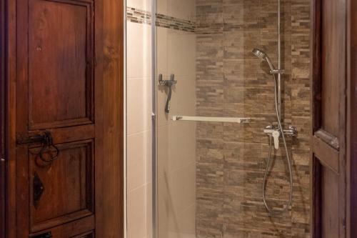 瓦莱塔Babel Suites的带淋浴的浴室和玻璃门