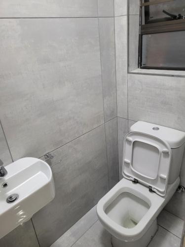 开普敦MIRAJO Guest House的一间带卫生间和水槽的浴室