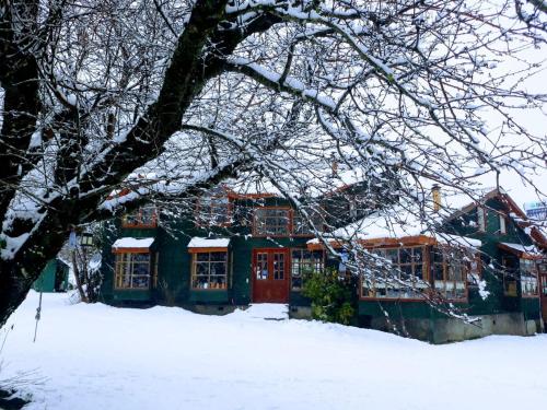 马拉卡韦罗卡萨弗尔德生态旅馆的雪中带红门的房子